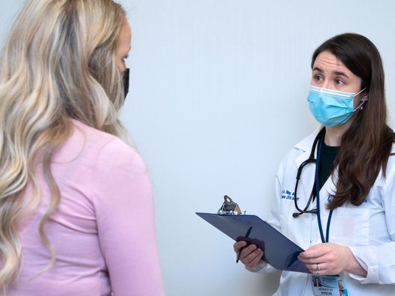 Penn State Health gynecologic surgeon explains the advantages of minimally invasive gynecologic surgery over traditional surgery to a patient.